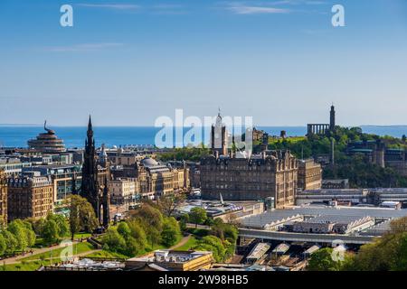 Edinburgh in Schottland, Großbritannien. Stadtzentrum mit Scott Monument, Edinburgh Waverley Hauptbahnhof, Balmoral Hotel und Calton Hill. Stockfoto