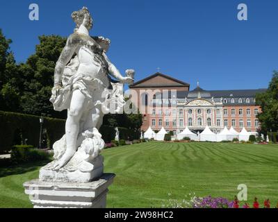 Kurfürstliches Palais, Trier, Residenz das kurfürstliche Palais in Trier unmittelbar neben der Konstantin-Basilika gilt als einer der schönsten Rokoko-Paläste der Welt. *** Kurpalast Trier, Residenz das Kurpalais Trier, direkt neben der Konstantinusbasilika, gilt als eines der schönsten Rokoko-Paläste der Welt Copyright: XStopperx/xEibner-Pressefotox EP asr Stockfoto