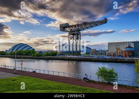 Der Finnieston Crane und die OVO Hydro Indoor Arena am River Clyde in Glasgow, Schottland, Großbritannien. Stockfoto