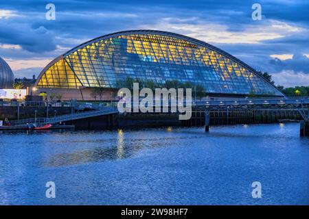 Glasgow Science Centre am River Clyde am Abend in Glasgow, Schottland, Großbritannien. Stockfoto