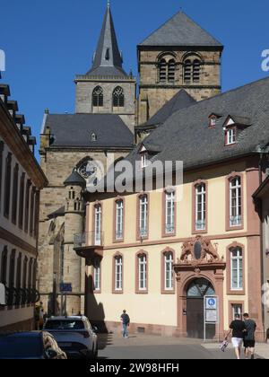 Trierer Dom Die Hohe Domkirche St. Peter zu Trier ist die älteste Bischofskirche Deutschlands und die Mutterkirche des Bistums Trier. *** Trierer Dom die hohe Domkirche St. Peter in Trier ist die älteste Bischofskirche Deutschlands und Mutterkirche des Bistums Trier Copyright: XStopperx/xEibner-Pressefotox EP asr Stockfoto