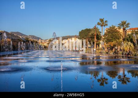 Brunnen an der Promenade du Paillon in Nizza in Frankreich. Stockfoto