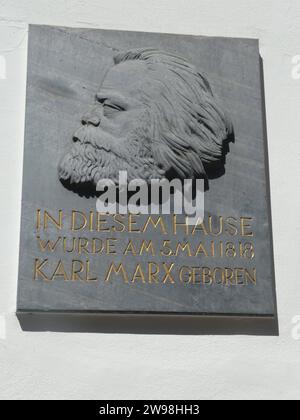 Gedenktafel am Karl-Marx-Haus Geburtshaus von Karl Marx, der dort am 5. Mai 1818 zur Welt. kam. *** Gedenktafel am Karl-Marx-Haus Geburtshaus von Karl Marx, der dort am 5. Mai 1818 geboren wurde Copyright: XStopperx/xEibner-Pressefotox EP asr Stockfoto