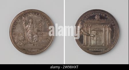 Anfang 1745, in der Hoffnung, dass der Krieg dieses Jahr beendet wird, Martin Holtzhey, Silbermedaille 1744. Vorderseite: Holland, dargestellt als Frau mit Freiheitshut auf Speer und Mercury Stab, befindet sich im Hollandse Garten zwischen Koopmanswaar, neben ihrem Löwen mit einem Bündel Pfeile und Bibel auf einem Altar in Overschruit. Nachteil: Kriegsgott mit Schwert in der Hand versucht, den Tempel des Janus von innen zu öffnen, während ein Arm aus den Wolken mit einem Bündel Pfeile in der Hand versucht, dies in einer Veränderung zu verhindern; Schnitt: Jahr Amsterdam Silber (Metall) markant (Metallverarbeitung) Stockfoto