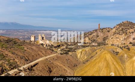 Drohnenfoto der verlassenen Minen in der Stadt Mazarron, Südspanien. Stockfoto