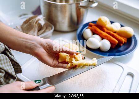 Gekochtes Gemüse in Olivier-Salat schneiden Stockfoto