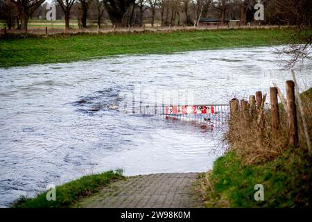 Oldenburg, Deutschland. Dezember 2023. Der Osternburger Kanal ist im Stadtteil Kreyenbrück über seine Ufer geplatzt und hat einen Wander- und Radweg überflutet. Aufgrund der Hochwassersituation hat die Stadt Oldenburg ein Einfahrverbot für Deichgebiete und die dortigen Wege erlassen. Die Hochwassersituation wird in vielen Regionen Niedersachsens über die Weihnachtsferien angespannt bleiben. Quelle: Hauke-Christian Dittrich/dpa/Alamy Live News Stockfoto