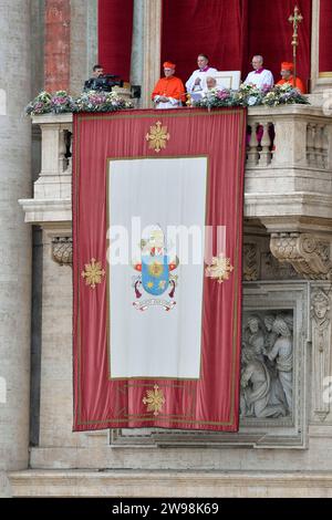 Vatikan, Vatikan. Dezember 2023. Italien, Rom, Vatikan, 25.12.2023.Papst Franziskus leitet das URBI et Orbi Gebet vom Balkon des Petersdoms im Vatikan aus Anlass der Weihnachtsfeier in Vatikanstadt. Foto von VATIKANISCHEN MEDIEN /Catholic Press Phot Credit: Independent Photo Agency/Alamy Live News Stockfoto