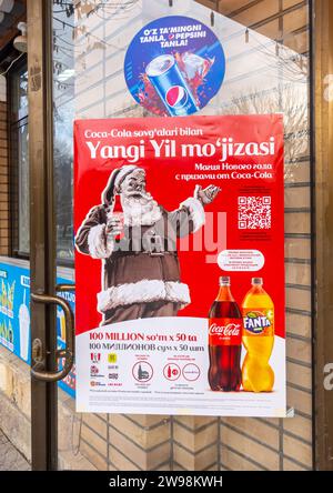 Coca-Cola Santa Weihnachtsplakat in einem Einzelhandelsgeschäft in Smarkand, Usbekistan, Zentralasien. Pepsi-Aufkleber Stockfoto