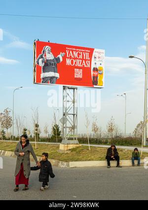 Coca-Cola Santa Christmas Plakatwand in Smarkand, Usbekistan, Zentralasien Stockfoto