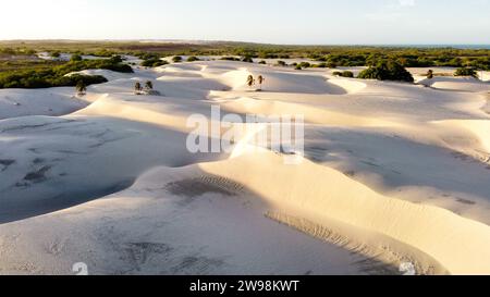 Die herrlichen Dünen von Dunas do Rosato an der Nordküste Brasiliens zwischen Punta do Mel und Porto do Mangue. Magischer Ort Stockfoto