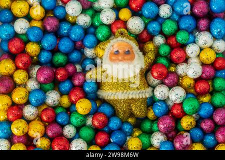 Weihnachtsmann und farbenfrohe Weihnachtskugeln Hintergrund. Frohe Weihnachten und Neujahrskonzept. Stockfoto