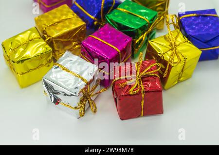 Bunte Geschenkbox isoliert auf weißem Hintergrund, Weihnachts- und Neujahrskonzept, selektiver Fokus. Stockfoto