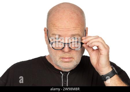 Selbstbewusster kaukasischer Mann mittleren Alters mit dunkler Brille auf weißem Hintergrund Stockfoto