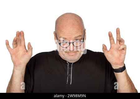 Kaukasischer Mann mittleren Alters, der winkt und mit einer dunklen Brille auf weißem Hintergrund gespendet Stockfoto