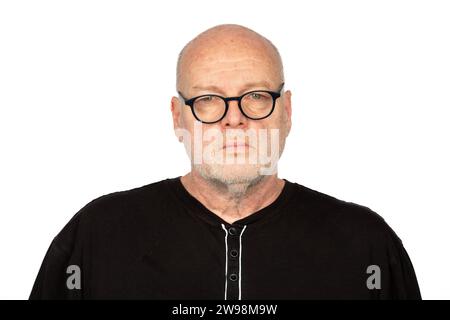 Selbstbewusster Kaukasier mittleren Alters in dunkler Brille, isoliert auf weiß Stockfoto