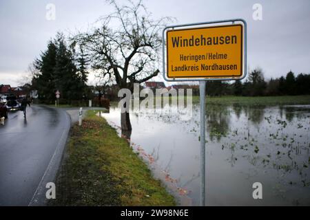 Windehausen, Deutschland. Dezember 2023. Im Dorf Windehausen im Landkreis Nordhausen wurden die Bewohner aufgefordert, das Gebiet zu evakuieren. Die Hochwassersituation in Nordthüringen ist weiterhin angespannt. Das Dorf Windehausen im Landkreis Nordhausen ist vom Wasser eingeschlossen und sollte ab Montagnachmittag vollständig evakuiert werden. Quelle: Stefan Rampfel/dpa/Alamy Live News Stockfoto