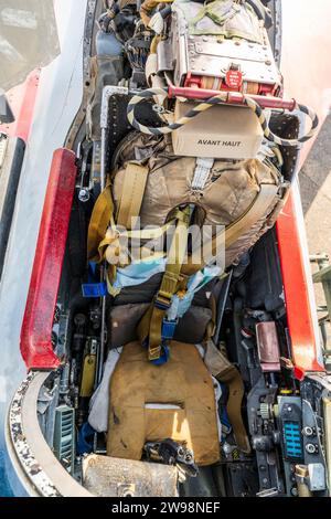 Blick von oben auf das Cockpit eines stillgelegten RAF 1950er-Jets, der English Electric Lightning, mit hauptsächlich dem Auswerfersitz. Stockfoto