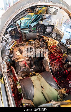 Das Innere eines 1960er Jahre alten Blackburn Buccaneer Kampfflugzeug-Cockpits mit verschiedenen beleuchteten Flugsteuerungen Stockfoto