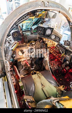 Das Innere eines 1960er Jahre alten Blackburn Buccaneer Kampfflugzeug-Cockpits mit verschiedenen beleuchteten Flugsteuerungen Stockfoto