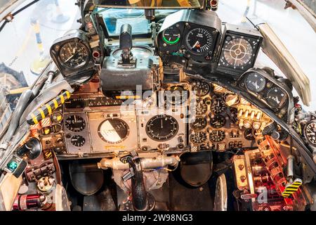 Das Innere eines 1960er Jahre alten Blackburn Buccaneer Kampfflugzeug-Cockpits mit verschiedenen beleuchteten Flugsteuerungen Stockfoto