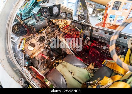 Das Innere eines 1960er Jahre alten Blackburn Buccaneer Kampfflugzeug-Cockpits mit verschiedenen beleuchteten Flugsteuerungen Stockfoto