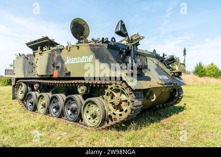 Britischer gepanzerter FV432-Privattransporter. Auf Grasland Nahaufnahme der Vorderansicht von der Hälfte der Seite mit den Laufrädern und dem Hauptaufbau des Fahrzeugs Stockfoto