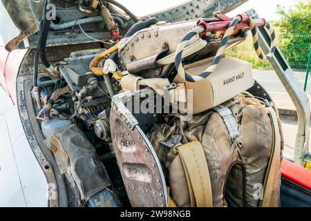 Blick von oben auf das Cockpit eines stillgelegten RAF 1950er-Jets, der English Electric Lightning, mit hauptsächlich dem Auswerfersitz. Stockfoto