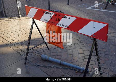 Rot und weiß, öffentliche Wartungsbarriere und -Schilder in Mailand, Italien Stockfoto