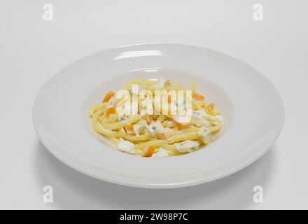 Gourmet-Pasta mit verschiedenen Käsesorten. Blaukäse. Draufsicht. Gemischte Medien Stockfoto