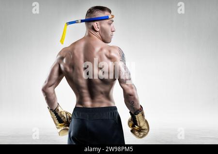 Porträt eines thailändischen Boxers. Rückansicht. Mixed Martial Arts Konzept. Wettbewerbe und Turniere Stockfoto