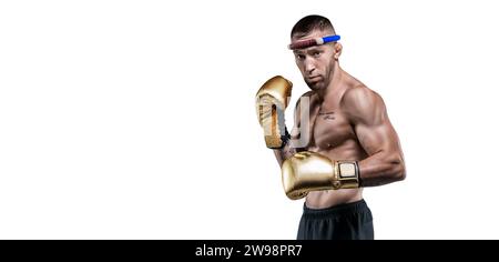 Porträt eines professionellen thailändischen Boxers. Muay Thai, Kickboxen, Kampfkunst-Konzept. Gemischte Medien Stockfoto