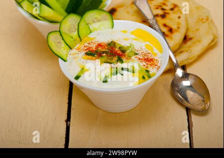 Arabischer Salatit laban wa kh'yar Khyar BI Laban Ziegenjoghurt und Gurkensalat, Lebensmittelfotografie Stockfoto