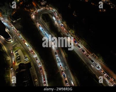 Nächtliche Verkehrsszene mit Streifenlichtern von Autos in einer Straßenkurve, Luftaufnahme, Stau, Verkehrschaos, Calw. Schwarzwald, Deutschland Stockfoto