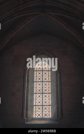 Ein Buntglasfenster in einer alten Kirche in Sion, Schweiz Stockfoto