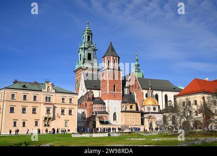 Krakau, Polen - 29. Oktober 2022: Menschen in der Nähe des Königsschlosses Wawel in Krakau. Stockfoto