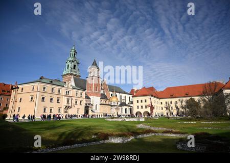Krakau, Polen - 29. Oktober 2022: Menschen in der Nähe des Königsschlosses Wawel in Krakau. Stockfoto