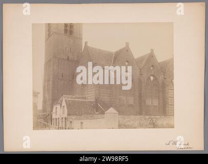 Südseite der Grote Kerk in Vianen, Anonym (Monumentenzorg) (zugeschrieben), ca. 1890 - ca. 1920 Fotografie Vianen fotografische Unterstützung. Kirche mit Pappalbumendruck (außen) große Kirche Stockfoto