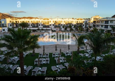 PLAYA BLANCA, LANZAROTE - 25. OKTOBER 2023: Offener Bereich im vier-Sterne-Hotel - Cordial Marina Blanca. Stockfoto