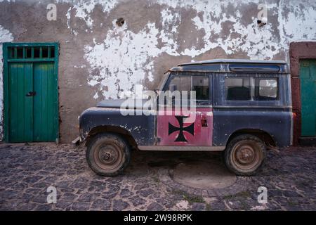 Land Rover Serie III mit kurzem Radstand auf den Straßen des historischen Zentrums des Dorfes Teguise. Stockfoto