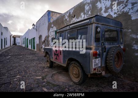 Land Rover Serie III mit kurzem Radstand auf den Straßen des historischen Zentrums des Dorfes Teguise. Stockfoto