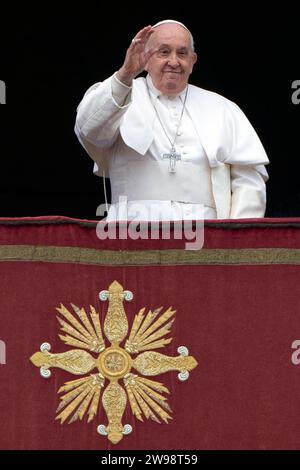 Vatikan, Vatikan. Dezember 2023. Italien, Rom, Vatikan, 25.12.2023.Papst Franziskus leitet das URBI et Orbi Gebet vom Balkon des Petersdoms im Vatikan aus Anlass der Weihnachtsfeier in Vatikanstadt. Foto von ALESSIA GIULIANI /Catholic Press Phot Credit: Independent Photo Agency/Alamy Live News Stockfoto