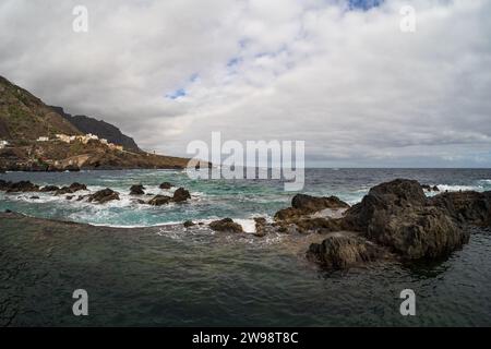 Das felsige Ufer und die natürlichen Pools von El Caleton. Garachico. Teneriffa. Kanarische Inseln. Spanien. Stockfoto