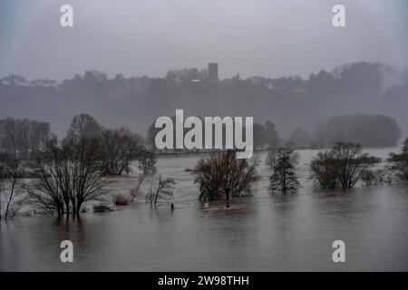 Hochwasser an der Ruhr, hier bei Bochum-Stiepel, überflutete Ruhrauen, nach tagelangem Dauerregen, NRW, Deutschland, Hochwasser Ruhr *** Hochwasser am Ruhrgebiet, hier bei Bochum Stiepel, überflutete Ruhrauen nach tagelangen Dauerregen, NRW, Deutschland, Ruhrhochwasser Stockfoto