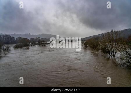 Hochwasser an der Ruhr, hier bei Bochum-Stiepel, überflutete Ruhrauen, nach tagelangem Dauerregen, NRW, Deutschland, Hochwasser Ruhr *** Hochwasser am Ruhrgebiet, hier bei Bochum Stiepel, überflutete Ruhrauen nach tagelangen Dauerregen, NRW, Deutschland, Ruhrhochwasser Stockfoto