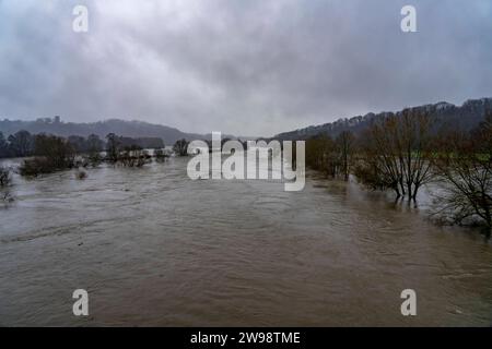 Hochwasser an der Ruhr, hier bei Bochum-Stiepel, überflutete Ruhrauen, nach tagelangem Dauerregen, NRW, Deutschland, Hochwasser Ruhr *** Hochwasser am Ruhrgebiet, hier bei Bochum Stiepel, überflutete Ruhrauen nach tagelangen Dauerregen, NRW, Deutschland, Ruhrhochwasser Stockfoto