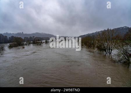 Hochwasser an der Ruhr, hier bei Bochum-Stiepel, überflutete Ruhrauen, nach tagelangem Dauerregen, NRW, Deutschland, Hochwasser Ruhr *** Hochwasser am Ruhrgebiet, hier bei Bochum Stiepel, überflutete Ruhrauen nach tagelangen Dauerregen, NRW, Deutschland, Ruhrhochwasser Stockfoto