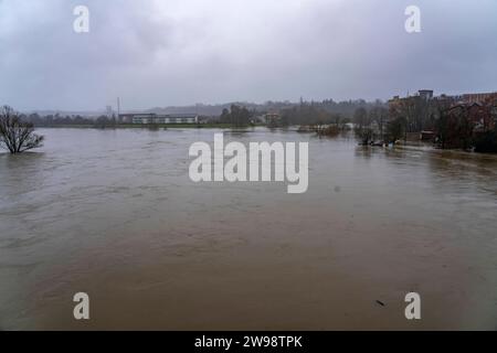 Hochwasser an der Ruhr, hier bei Hattingen, an einem überschwemmten Campingplatz, nach tagelangem Dauerregen, NRW, Deutschland, Hochwasser Ruhr *** Hochwasser am Ruhr, hier bei Hattingen, auf einem überschwemmten Campingplatz, nach tagelangem Dauerregen, NRW, Deutschland, Ruhrfluten Stockfoto