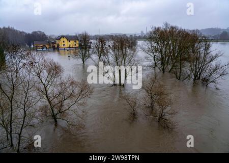 Hochwasser an der Ruhr, hier bei Hattingen, Gebäude an einem überschwemmten Campingplatz, komplett vom Hochwasser umschlossen, nach tagelangem Dauerregen, NRW, Deutschland, Hochwasser Ruhr *** Hochwasser am Ruhr, hier bei Hattingen, Gebäude auf einem überschwemmten Campingplatz, komplett von Hochwasser umgeben, nach Tagen Dauerregen, NRW, Deutschland, Hochwasser Ruhr Stockfoto