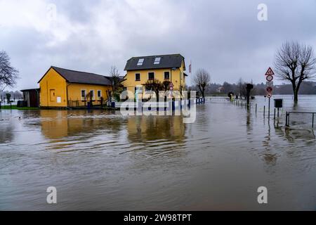 Hochwasser an der Ruhr, hier bei Hattingen, Gebäude an einem überschwemmten Campingplatz, komplett vom Hochwasser umschlossen, nach tagelangem Dauerregen, NRW, Deutschland, Hochwasser Ruhr *** Hochwasser am Ruhr, hier bei Hattingen, Gebäude auf einem überschwemmten Campingplatz, komplett von Hochwasser umgeben, nach Tagen Dauerregen, NRW, Deutschland, Hochwasser Ruhr Stockfoto